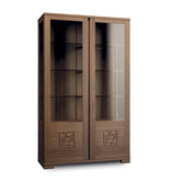 Vetrina moderna in legno di noce con doppia anta in vetro e decoro Comete, collezione Modigliani di Piombini. Mobile espositore elegante con ripiani in vetro, ideale per mostrare porcellane e oggetti preziosi in ambienti raffinati dal gusto classico contemporaneo.